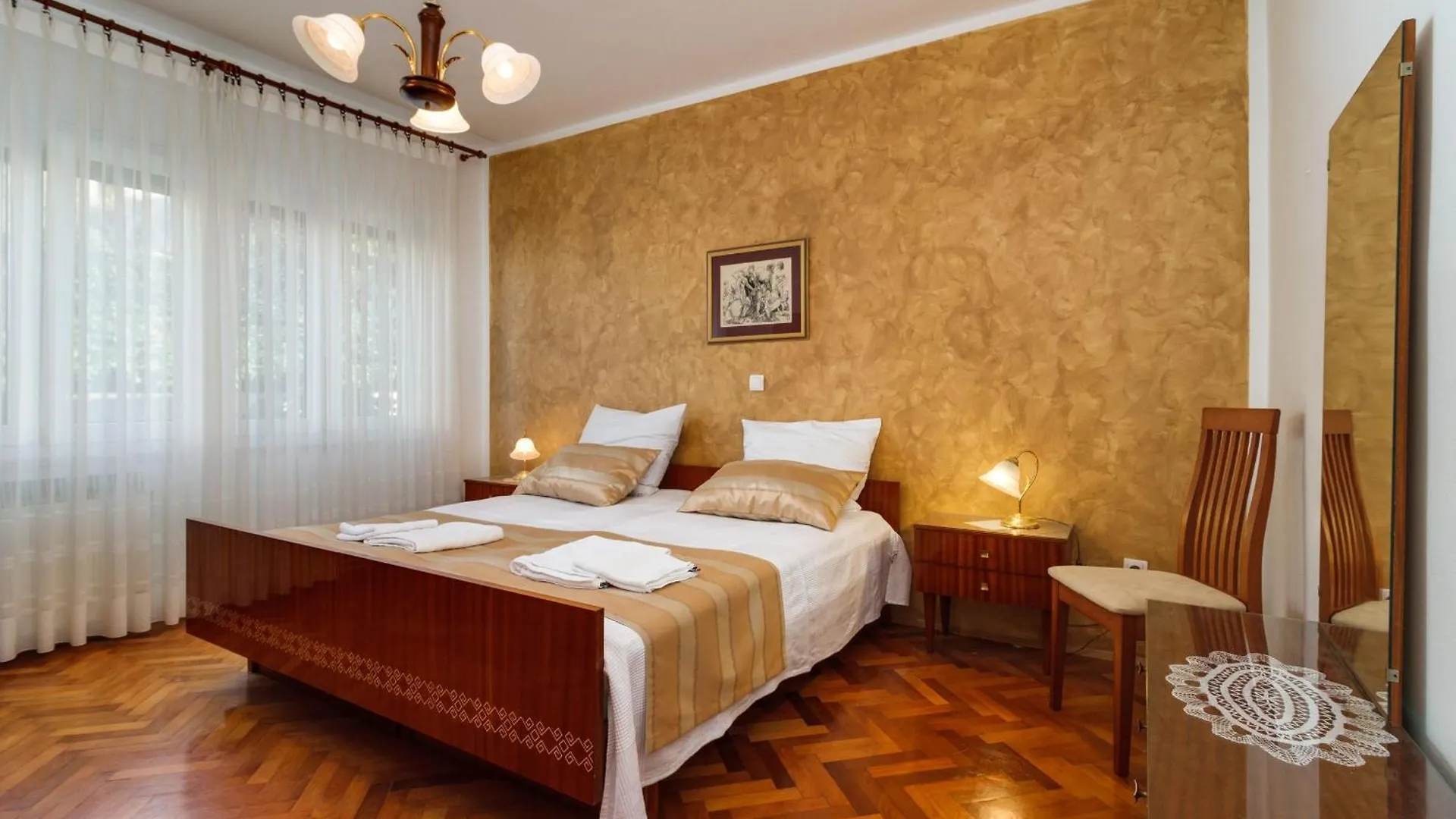 Apartment Geraeumige Wohnung Lory Mit Meerblick In Strandnaehe Pula